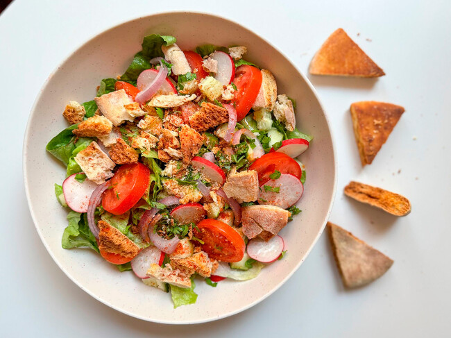 Fattush, receta fácil de la típica ensalada libanesa, fresca y crujiente