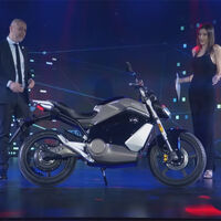 La Super Soco TS Street Hunter desvela su agresiva apariencia naked, para una moto eléctrica con '200 km' de autonomía