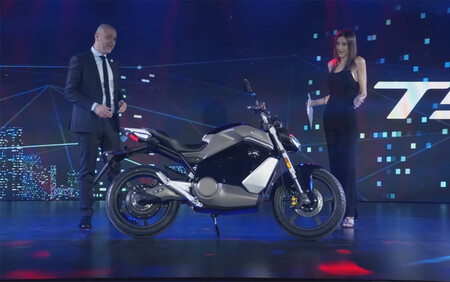 La Super Soco TS Street Hunter desvela su agresiva apariencia naked, para una moto eléctrica con '200 km' de autonomía