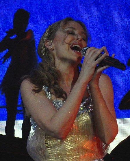 ¡Ya vale de tocarle los ovarios a Kylie Minogue!