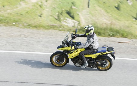 La Suzuki DL1050 V-Strom ya tiene precio: desde 13.029 euros y con casco de regalo para los 50 primeros