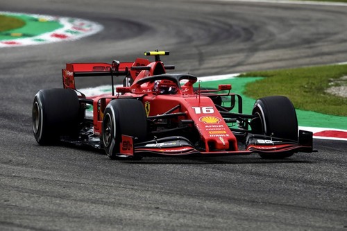 Charles Leclerc aguanta el asedio de los Mercedes para devolverle la victoria a Ferrari en Monza