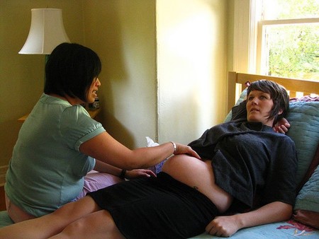 Estoy de parto: ¿Cada cuánto me tendrían que hacer un tacto vaginal?