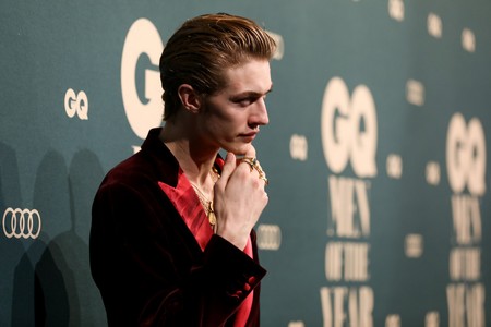 Lucky Blue Smith nos introduce al terciopelo como la clave de los looks de fiesta