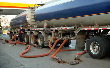 Camión cisterna con carburante