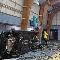 Un futbolista se come una rotonda a 200 km/h, su Mercedes sale volando y termina dentro de un gimnasio