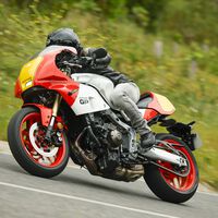 Probamos la Yamaha XSR900 GP: una deportiva de 119 CV con sabor noventero que te puede conquistar si tienes alguna cana 