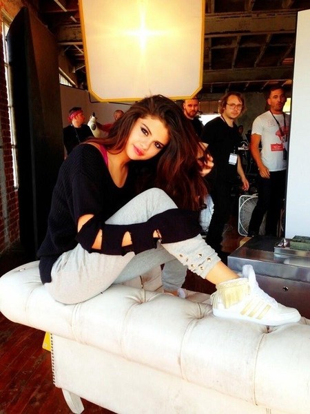 Pero qué mona la Selena Gomez deportiva de Adidas oye
