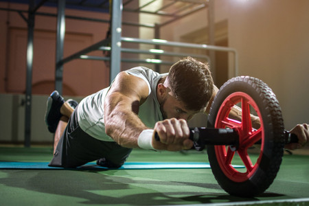 La rueda abdominal o power-wheel: uno de los implementos que consigue una mayor activación de la musculatura del abdomen