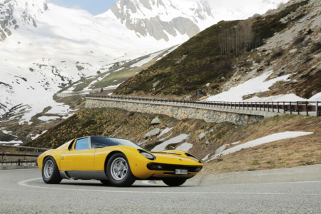 Lamborghini saca dos Miura del museo para recrear la escena inicial de The Italian Job