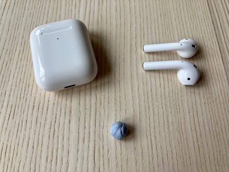Esta pequeña bolita azul sirve para limpiar mis AirPods y otras dos formas de dejarlos como nuevos