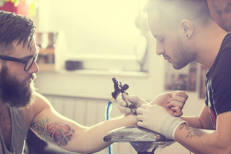 Tatuajes en verano: todas las claves para cuidarlos tanto si te los acabas de hacer como si llevas tiempo con ellos