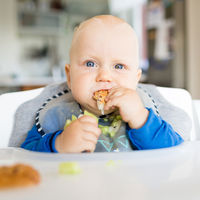 Cero azúcares añadidos en la dieta del bebé y más leche materna: la recomendación de los expertos