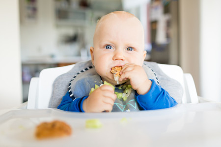 Cero azúcares añadidos en la dieta del bebé y más leche materna: la recomendación de los expertos