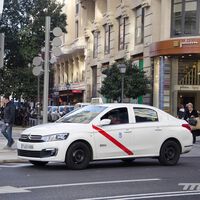 Madrid endurece los requisitos para llevar un taxi: hay que tener la ESO para trabajar y es obligatorio llevar un GPS  en el coche