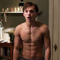 El sencillo entrenamiento de Tom Holland a sus 30 años para ganar músculo: "Tres ejercicios con el peso corporal para ganar volumen en tren superior e inferior" 
