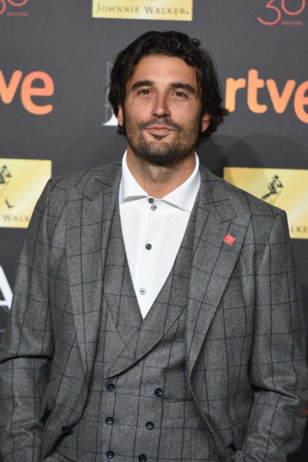 Álex García, con su traje y sus zapas, arreglado pero informal