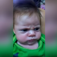 ¿Por qué estará tan enfadado este bebé? Por más que intentan hacerle sonreír no lo consiguen