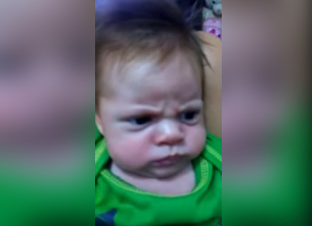 ¿Por qué estará tan enfadado este bebé? Por más que intentan hacerle sonreír no lo consiguen
