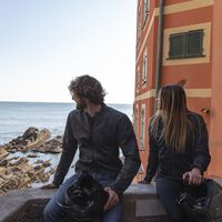 Estos nuevos sotocascos y cubre asientos para moto son de fibra natural para combatir el calor en verano 