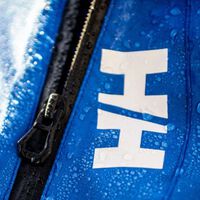 La mejor compra para este otoño es esta chaqueta Helly Hansen impermeable que El Corte Inglés tiene rebajada casi a la mitad