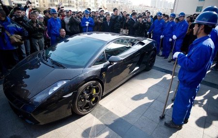 Dololpasión™ extla: un cliente descontento de Lamborghini destroza su Gallardo a mazazos