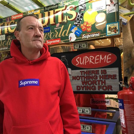 Conoce a Lance Walsh, la nueva estrella del streetstyle de 57 años que sólo viste de Supreme