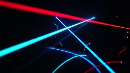 Nuevo récord en comunicaciones ópticas: 26 Tbps usando un único láser