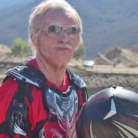 Y este es un señor de 80 años pateando culos de pilotos jóvenes  en un circuito de Motocross (más o menos)