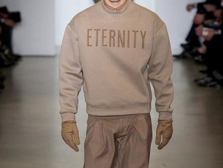 Que tu look hable por ti: La tipografía en suéteres como tendencia de invierno
