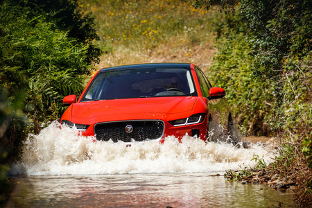 Jaguar I-PACE First Edition vadeo río
