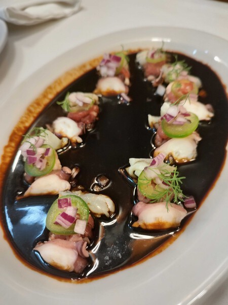 En este restaurante de CDMX la milanesa es de mariscos y es muy crujiente: también tiene un bar escondido y decoración retro