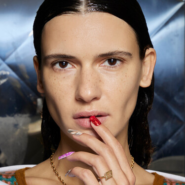 Manicura efecto gel, en casa y sin lámpara. Primor rebaja el esmalte de Essie que te ahorrará tiempo y dinero