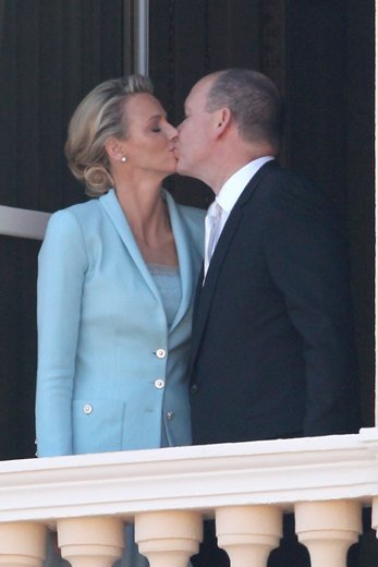 Ya tenemos el primer beso real del príncipe Alberto y Charlene Wittscock, ¡viva los novios!