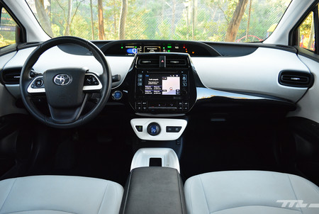 Hyundai Ioniq Vs Toyota Prius 9