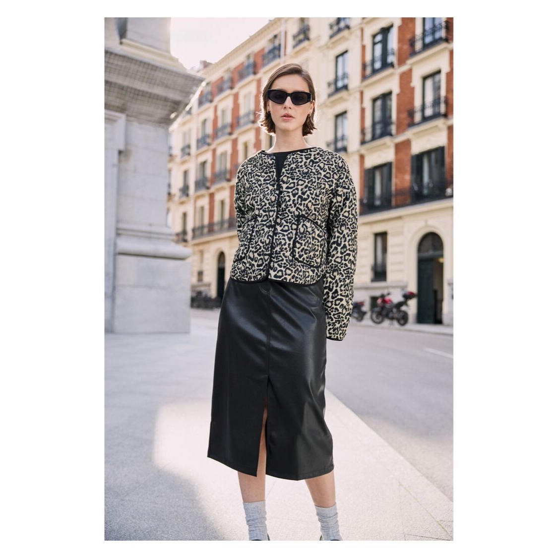 Falda midi efecto piel