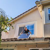 La lección del apagón es no depender totalmente de la red eléctrica: con este kit solar tienes energía para lo más imprescindible
