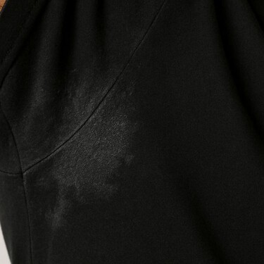 Si tienes playeras negras con manchas de desodorante, así puedes limpiarlas por completo