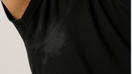 Si tienes playeras negras con manchas de desodorante, así puedes limpiarlas por completo