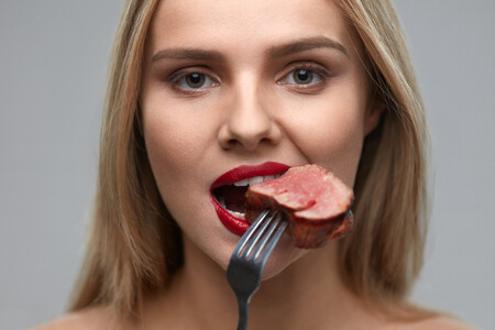 Comer carne cruda y descompuesta durante meses: una de tantas tendencias de alto riesgo que encontramos en internet