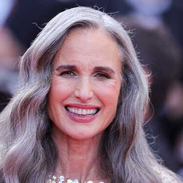 Los peluqueros coinciden: "Para iluminar las canas, no necesitas más productos; su acumulación puede apagar el blanco. Una cosa es cuidar un cabello y otra muy distinta pensar que hay que corregirlo porque es canoso"