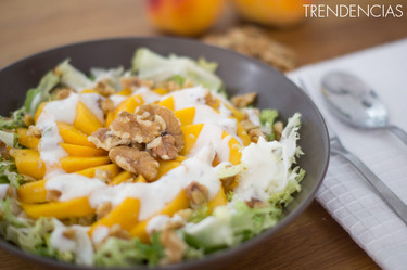 Ensalada de melocotón y nueces con salsa de yogur 