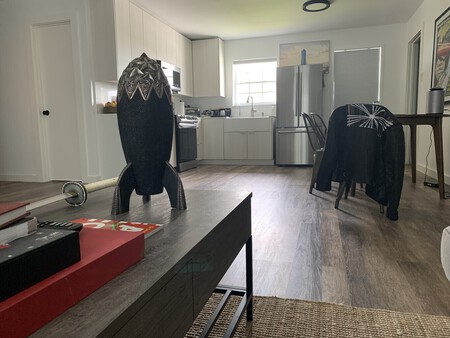 O interior da casa pré-fabricada em Boca Chica
