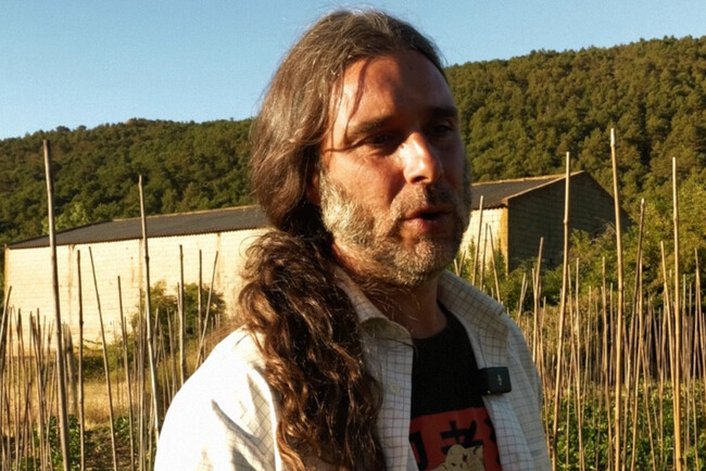 Christian González, agricultor de 46 años: "Me han ofrecido 700.000 euros por la finca y les he dicho que no. Quiero dejar un legado a mi familia y a la humanidad"