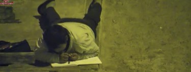 El niño que hacía los deberes bajo una farola porque su madre no podía pagar la luz, estrenará casa gracias a un empresario árabe