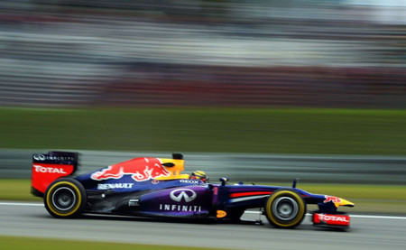 Sebastian Vettel destroza el cronómetro y se postula como teórico favorito a la pole position