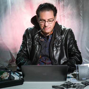 Con 16 años se preparaba para hackear miles de equipos Apple. Tras años aislado por poder "iniciar una guerra", cambió de bando 