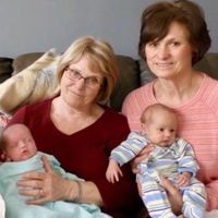 Una madre soltera de trillizos pide ayuda en su comunidad, ¡y sus hijos ganan tres abuelitas! 