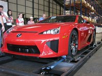 Trompos para celebrar la llegada de su Lexus LFA