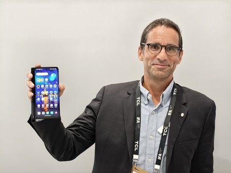 David Derrida sujeta en su mano el nuevo TCL NXTPaper 60 Ultra | Imagen: Xataka